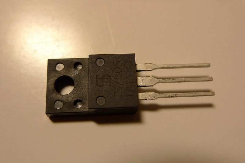 LM7805 5V Positive Voltage Regulator (TO-220)
